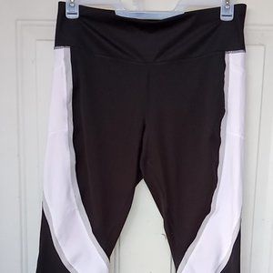 Avia workout leggings with pockets sz L (12-14).  Black, white trimmed in gray.